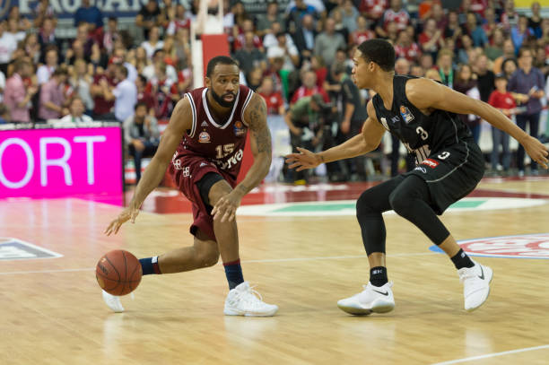 在攻防两端 在攻防两端